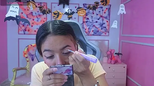 Snapshot of stephania_t chatting on October 28, 2025, 11:47 am stephania t online show from October 28, 2025, 11:47 am