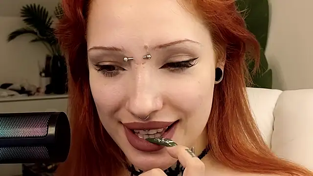 Snapshot of violetviolator chatting on March 20, 2025, 4:20 pm violetviolator online show from March 20, 2025, 4:20 pm