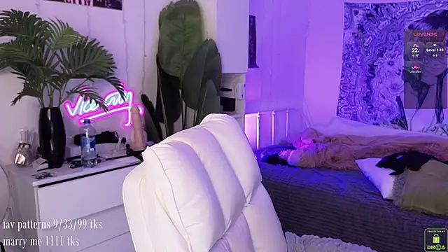 Snapshot of violetviolator chatting on October 18, 2025, 4:26 am violetviolator online show from October 18, 2025, 4:26 am