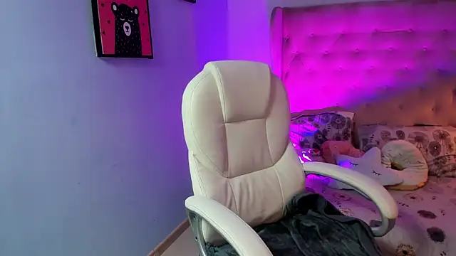  Sophie  miller online show from November 5, 2025, 8:20 pm