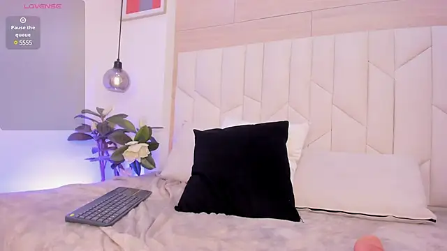 Snapshot of SaraMonroe1 chatting on February 6, 2025, 10:43 pm SaraMonroe1 online show from February 6, 2025, 10:43 pm