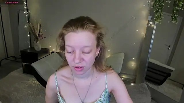 Snapshot of Michelle_Blond chatting on May 7, 2026, 11:32 pm Michelle Blond online show from May 7, 2026, 11:32 pm
