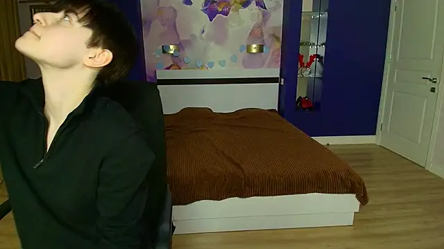 EmiliaYours online show from January 28, 2025, 5:03 pm