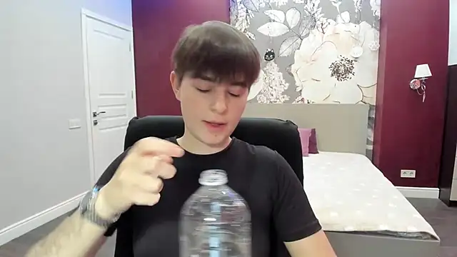 EmiliaYours online show from September 14, 2025, 2:27 pm