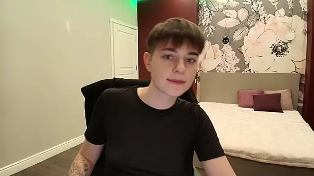 EmiliaYours online show from September 29, 2025, 2:33 pm