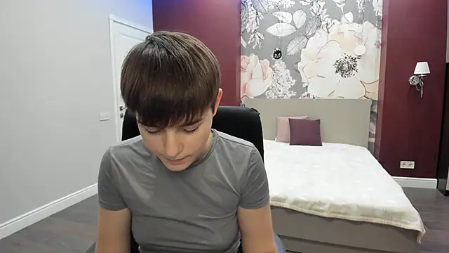 EmiliaYours online show from November 22, 2025, 2:49 pm