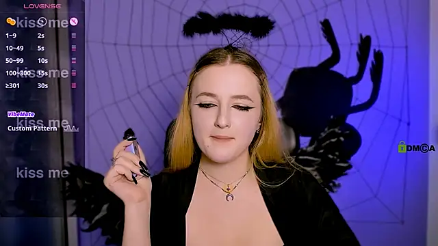 luna berryy online show from October 20, 2025, 7:14 pm