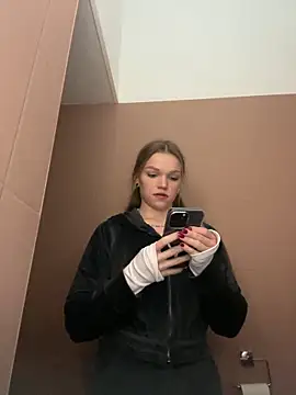 Snapshot of KitteCat chatting on December 26, 2024, 11:43 am KitteCat online show from December 26, 2024, 11:43 am