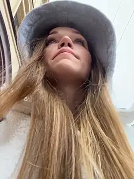 Snapshot of KitteCat chatting on October 4, 2025, 7:39 am KitteCat online show from October 4, 2025, 7:39 am