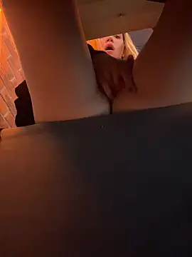 Snapshot of KitteCat chatting on October 18, 2025, 9:54 am KitteCat online show from October 18, 2025, 9:54 am