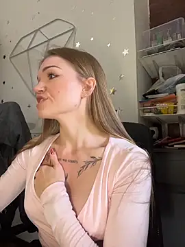 Snapshot of KitteCat chatting on November 18, 2025, 9:36 am KitteCat online show from November 18, 2025, 9:36 am