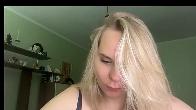 Snapshot of Thalia__Star chatting on May 25, 2026, 9:15 am Thalia Star online show from May 25, 2026, 9:15 am