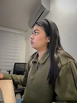 Snapshot of jennifer_oliveira chatting on December 5, 2025, 6:33 am jennifer oliveira online show from December 5, 2025, 6:33 am