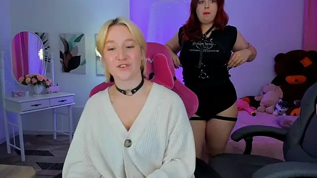 Snapshot of NielletaBlossom chatting on October 12, 2025, 2:43 am NielletaBlossom online show from October 12, 2025, 2:43 am