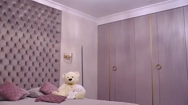 TianaPosh online show from September 12, 2025, 7:36 pm