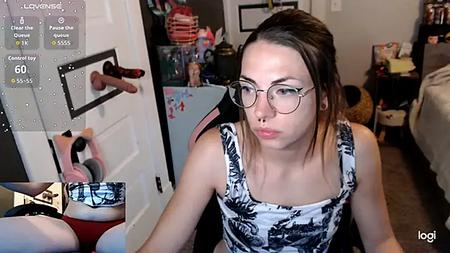 KSwonderland6 online show from November 14, 2025, 4:17 pm