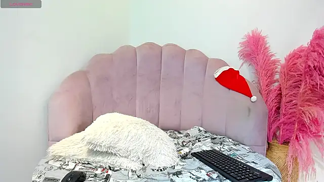 Urlovex1 online show from December 11, 2024, 4:18 am