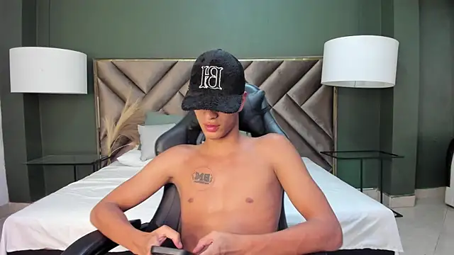 Snapshot of Tyler_Rodriguez chatting on March 7, 2025, 4:02 am Tyler Rodriguez online show from March 7, 2025, 4:02 am