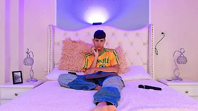 Snapshot of Tyler_Rodriguez chatting on March 18, 2025, 9:21 pm Tyler Rodriguez online show from March 18, 2025, 9:21 pm