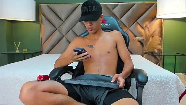 Snapshot of Tyler_Rodriguez chatting on September 30, 2025, 11:10 pm Tyler Rodriguez online show from September 30, 2025, 11:10 pm