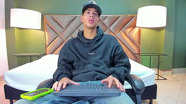 Snapshot of Tyler_Rodriguez chatting on October 23, 2025, 9:57 pm Tyler Rodriguez online show from October 23, 2025, 9:57 pm