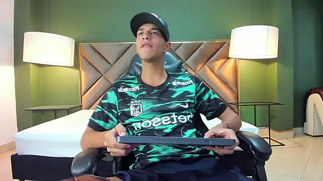 Snapshot of Tyler_Rodriguez chatting on October 29, 2025, 3:31 am Tyler Rodriguez online show from October 29, 2025, 3:31 am