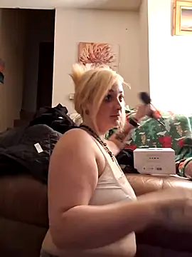 Snapshot of IzanamiNova chatting on December 5, 2024, 3:26 am IzanamiNova online show from December 5, 2024, 3:26 am