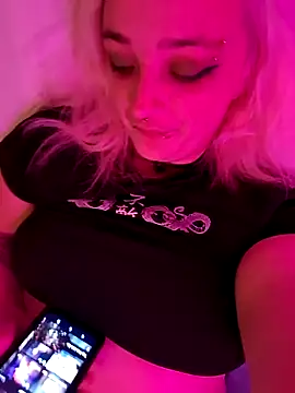 Snapshot of IzanamiNova chatting on January 20, 2025, 4:32 am IzanamiNova online show from January 20, 2025, 4:32 am