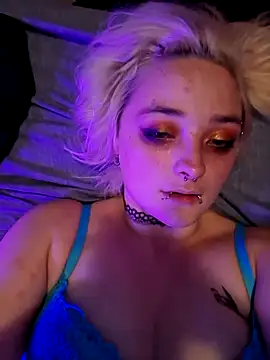 Snapshot of IzanamiNova chatting on February 3, 2025, 6:24 am IzanamiNova online show from February 3, 2025, 6:24 am