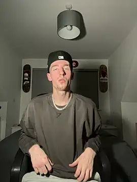 Snapshot of MikesWood21 chatting on December 2, 2024, 1:36 am MikesWood21 online show from December 2, 2024, 1:36 am