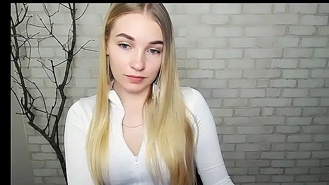 Snapshot of Queen_ofLove chatting on February 4, 2025, 12:22 pm Queen ofLove online show from February 4, 2025, 12:22 pm