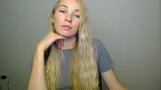 Snapshot of Queen_ofLove chatting on October 7, 2025, 10:51 pm Queen ofLove online show from October 7, 2025, 10:51 pm