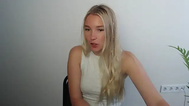 Snapshot of Queen_ofLove chatting on June 8, 2026, 6:58 am Queen ofLove online show from June 8, 2026, 6:58 am