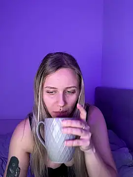 lunawolf21 online show from February 18, 2026, 7:37 am