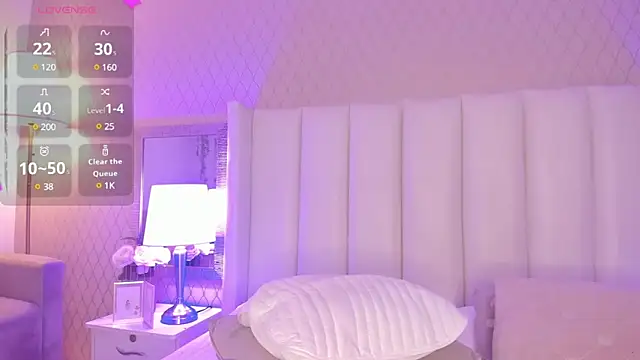 Snapshot of SophiaSmiiths_ chatting on March 10, 2025, 11:38 pm SophiaSmiiths online show from March 10, 2025, 11:38 pm