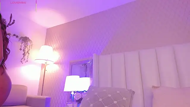 Snapshot of SophiaSmiiths_ chatting on September 18, 2025, 8:55 pm SophiaSmiiths online show from September 18, 2025, 8:55 pm