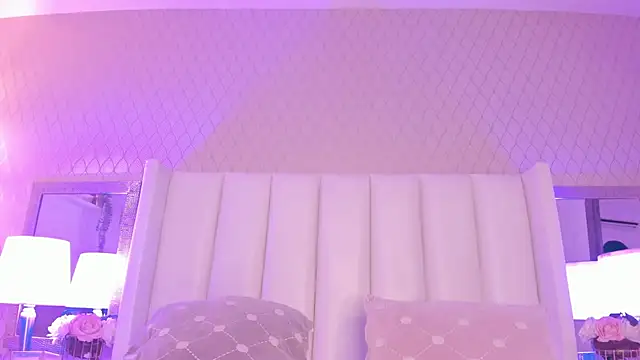 Snapshot of SophiaSmiiths_ chatting on October 31, 2025, 9:05 pm SophiaSmiiths online show from October 31, 2025, 9:05 pm