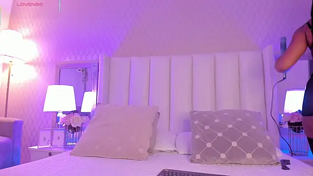 Snapshot of SophiaSmiiths_ chatting on November 7, 2025, 9:04 pm SophiaSmiiths online show from November 7, 2025, 9:04 pm