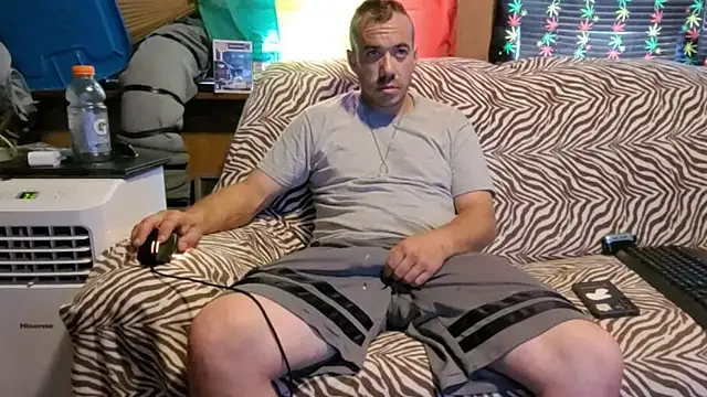 Snapshot of ScubaStevex chatting on July 9, 2026, 7:18 pm ScubaStevex online show from July 9, 2026, 7:18 pm