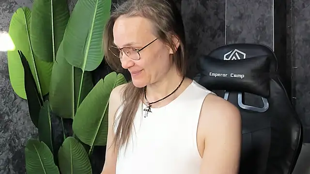 Lillian White online show from May 3, 2026, 1:00 am