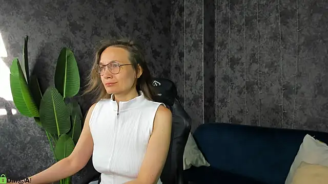 Snapshot of Lillian_White chatting on June 23, 2026, 12:52 am Lillian White online show from June 23, 2026, 12:52 am