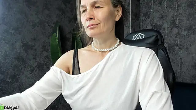 Snapshot of Lillian_White chatting on July 15, 2026, 1:00 am Lillian White online show from July 15, 2026, 1:00 am