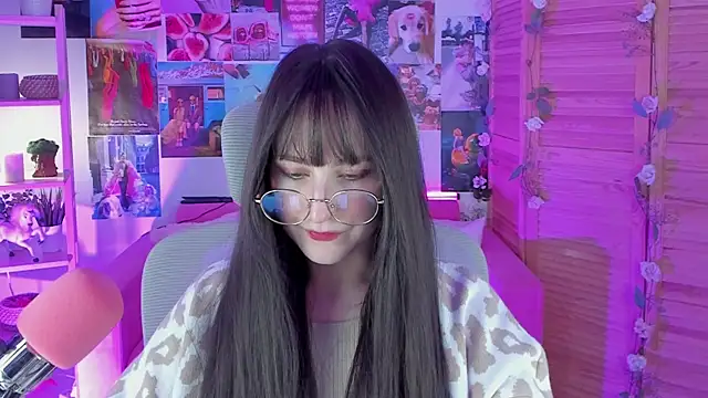 Snapshot of LuxRayi chatting on February 7, 2025, 8:53 pm LuxRayi online show from February 7, 2025, 8:53 pm