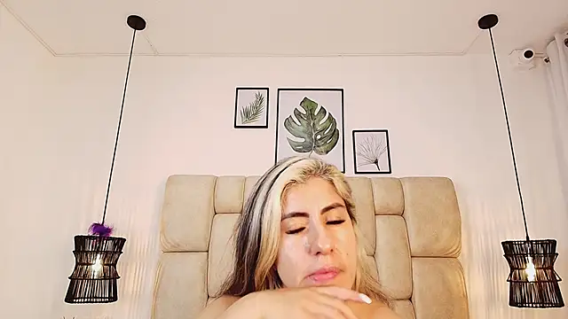 Snapshot of AdharaSmithh chatting on March 4, 2025, 6:50 pm AdharaSmithh online show from March 4, 2025, 6:50 pm