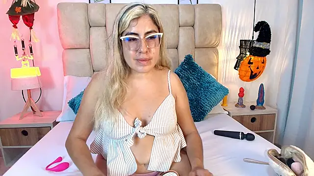 Snapshot of AdharaSmithh chatting on October 24, 2025, 7:21 pm AdharaSmithh online show from October 24, 2025, 7:21 pm