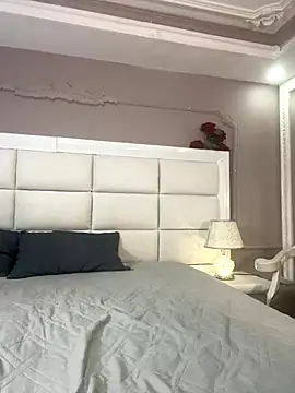 KloheCurvy online show from December 18, 2025, 12:11 pm