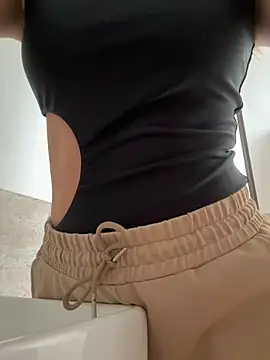 SophieRaily  online show from February 20, 2025, 6:35 pm