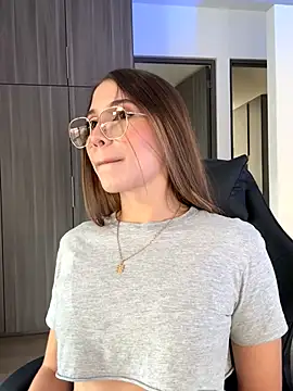 SophieRaily  online show from September 11, 2025, 7:03 pm