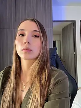 SophieRaily  online show from September 12, 2025, 9:04 pm