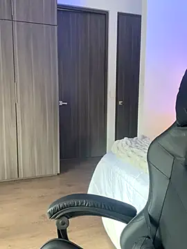 SophieRaily  online show from September 19, 2025, 7:58 pm